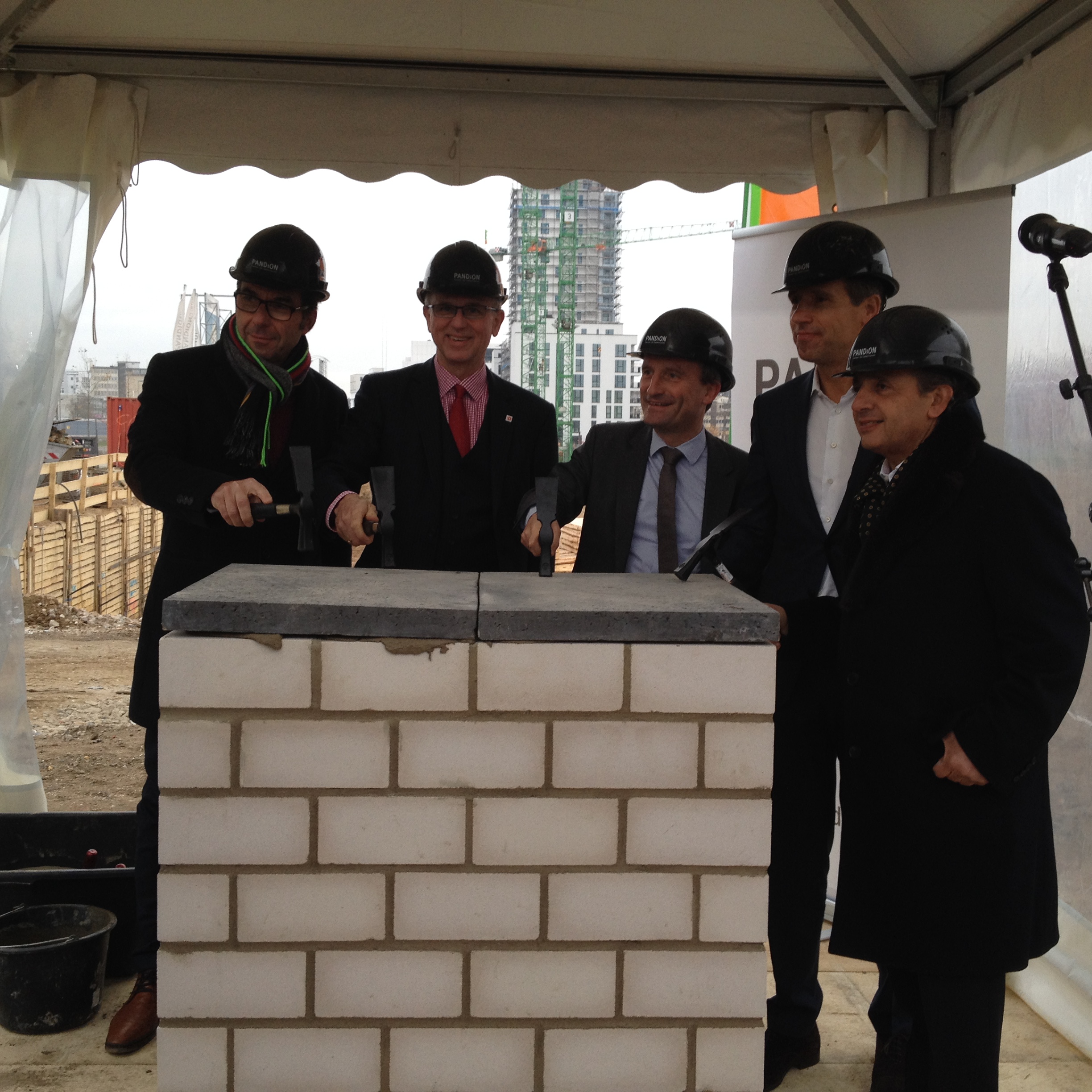 v.l.: Volker Weuthen (Architekturbüro HPP), Dr. Alexander Fils (Vorsitzender des Planungsausschusses der Stadt Düsseldorf), Oberbürgermeister Thomas Geisel, Rheinhold Knodel (Vorstand der PANDION AG), Hadi Teherani (Architekturbüro Teherani)