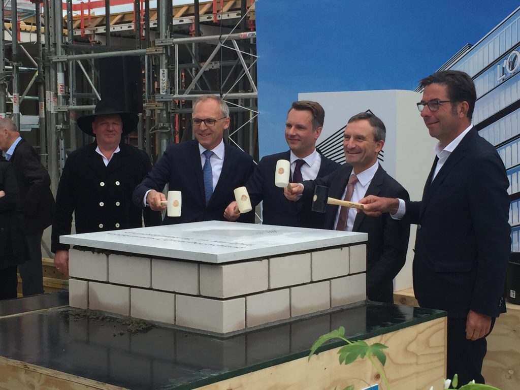 v.r.: Volker Weuthen (Architekturbüro HPP), Thomas Geisel (Oberbürgermeister der Landeshauptstadt Düsseldorf), Georg Held (Projektleiter L´Oréal), Andreas Buchmann (Geschäftsführer die developer)